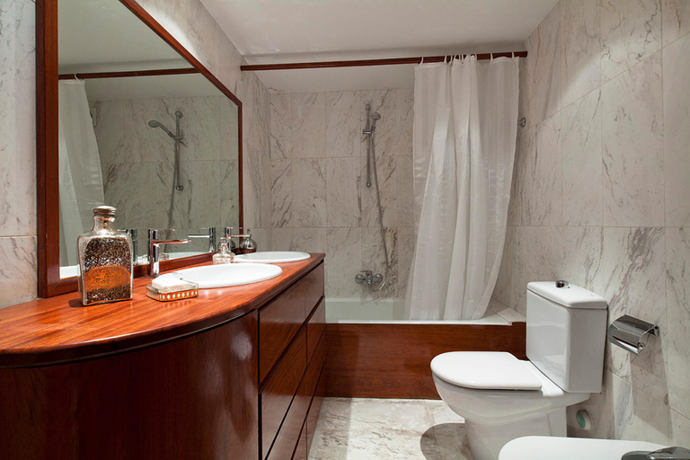Bathroom 4, Classic executive Bonanova Apartment, Barcelona