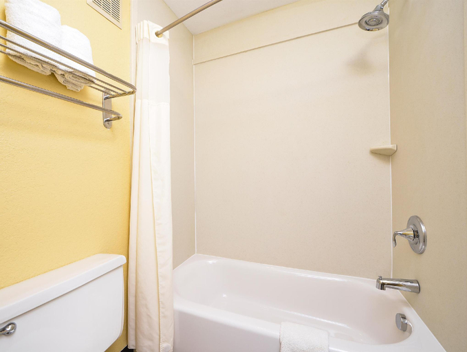 Bathroom, Xecutive Inn and Suites, Shelby