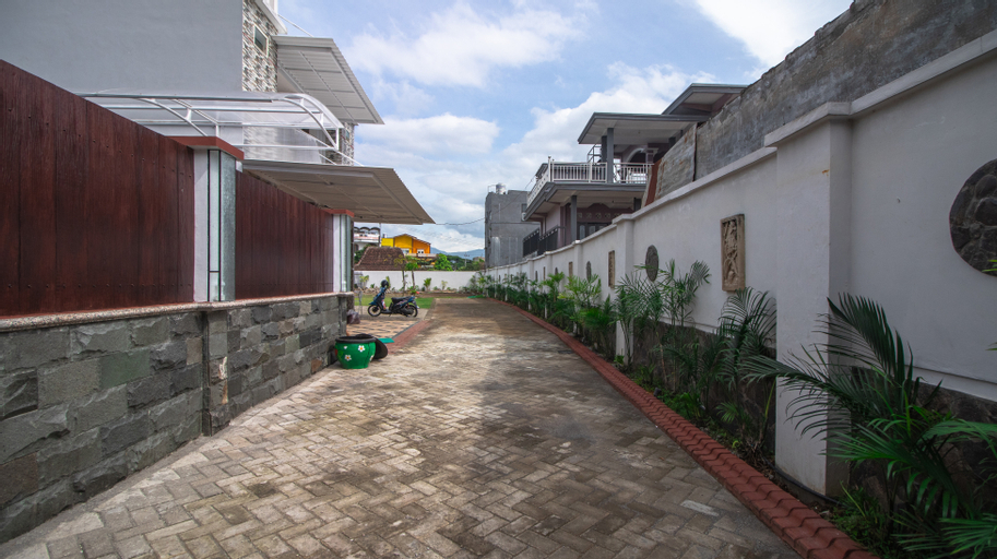 Exterior & Views 24