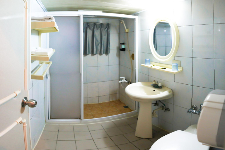 Bathroom 4, Sheng Kuo Hotel, Penghu