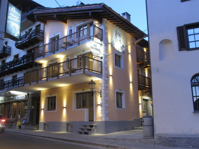 Exterior & Views