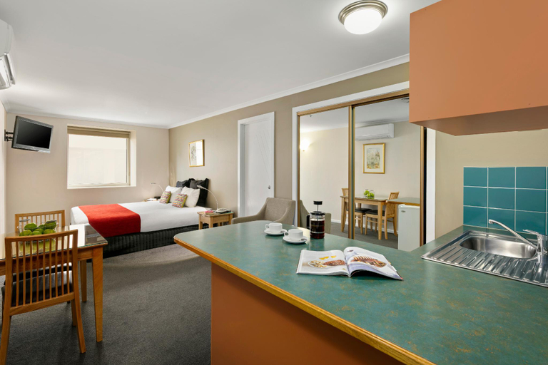 Others 4, Hotel Waterfront, Hobart