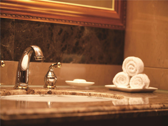 Bathroom 2, Evergrande Hotel Chongqing, Chongqing