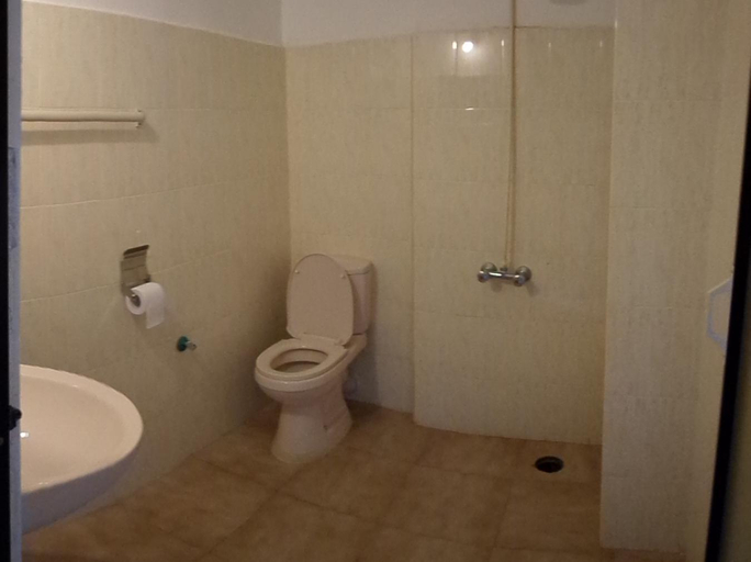 Bathroom 4, Majestic Tourist Hotel, K.F.G. & G. Korale