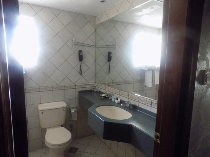 Bathroom 5, Kings Park Hotel, Dubai