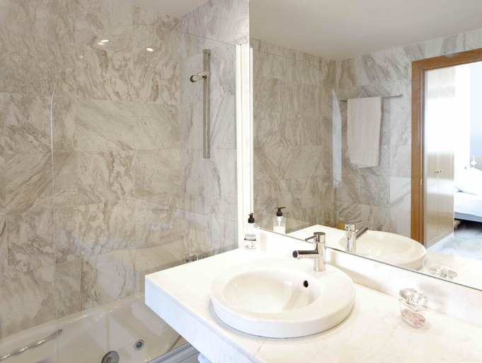 Bathroom 3, You Stylish Beach Apartments, Barcelona