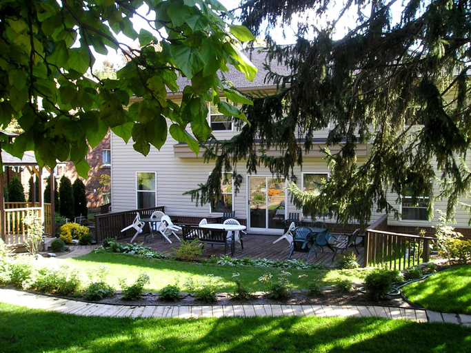 Others 4, Susan's Villa, Niagara
