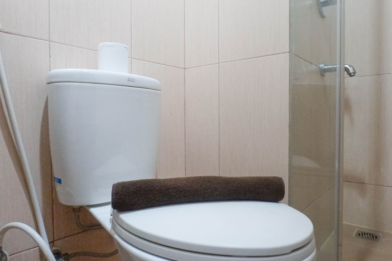 Bathroom 5, Dreamy Studio Apartment at Tamansari Papilio By Travelio, Surabaya