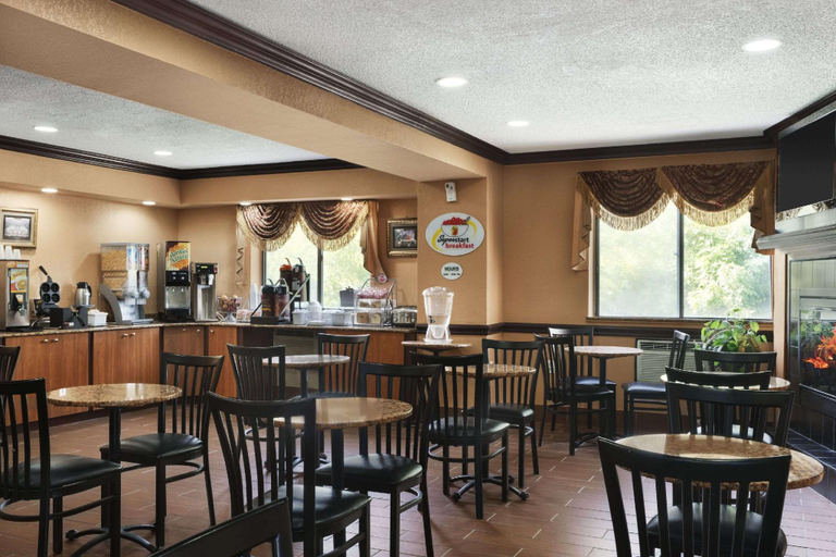 Food & Drinks 5, Super 8 By Wyndham Taylor/Detroit Area, Wayne