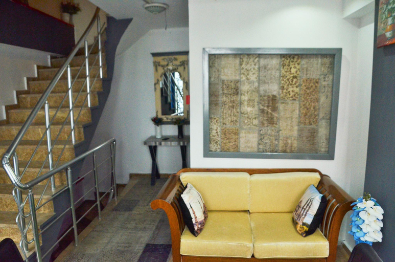 Public Area 2, La Petite Maison, Fatih