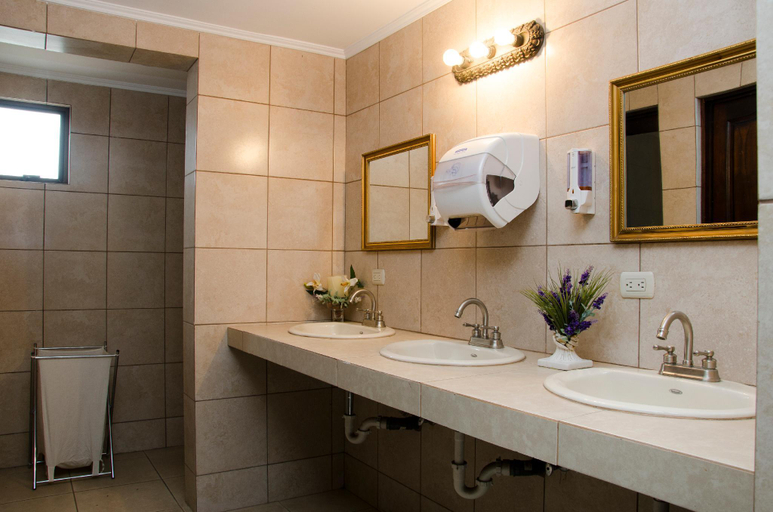 Bathroom 4, Hotel Plaza Real Apartments & Suites, San José