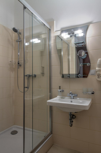 Bathroom 5, Hotel Taurus, Praha 2