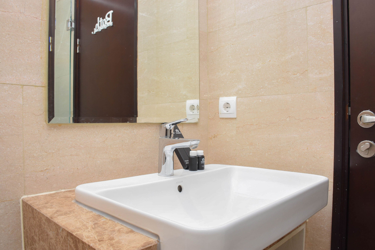 Bathroom 2, Spacious and Nice Studio at Menteng Park Apartment By Travelio, Central Jakarta