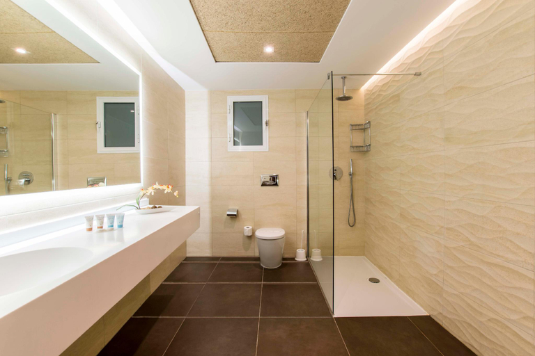 Bathroom 4, DoubleTree by Hilton Malta, Saint Paul's Bay