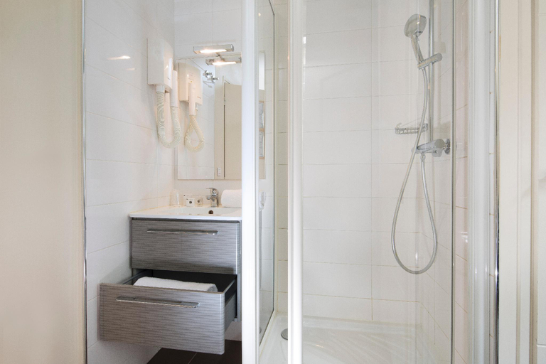 Bathroom 4, Hotel du Lion d'Or Louvre, Paris