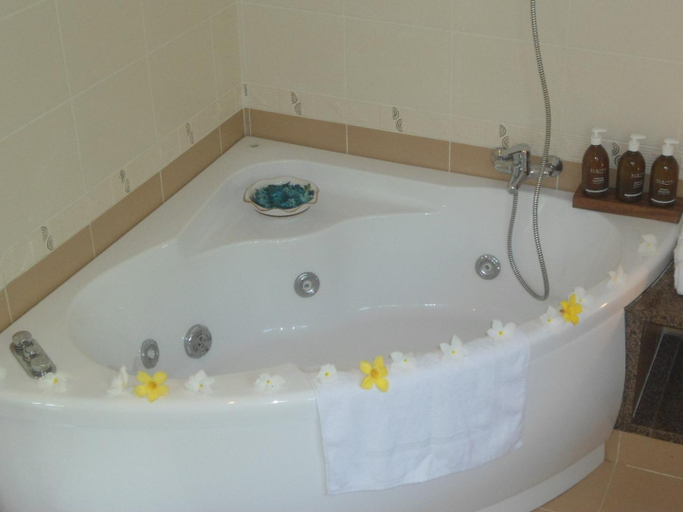 Bathroom 4, Bayview Villas