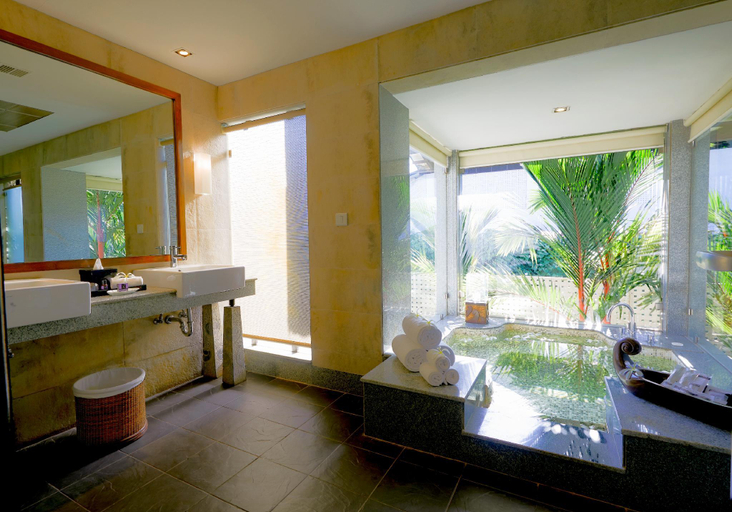 Bathroom 5, The LaLit Resort & Spa Bekal, Kasaragod
