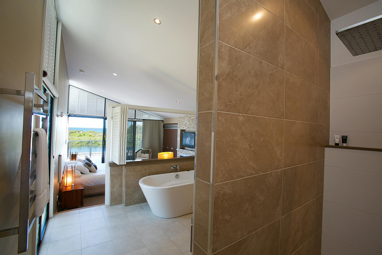 Bedroom 4, Caves Coastal Bar & Bungalows, Lake Macquarie - North