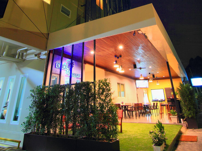 Exterior & Views 12