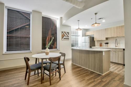 Relaxing Old Town Loft + Pool + Gym, Sedgwick
