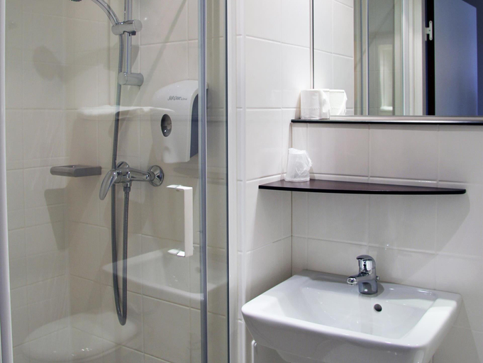 Bathroom 3, Kyriad Direct Classe Mont De Marsan - St Avit, Landes