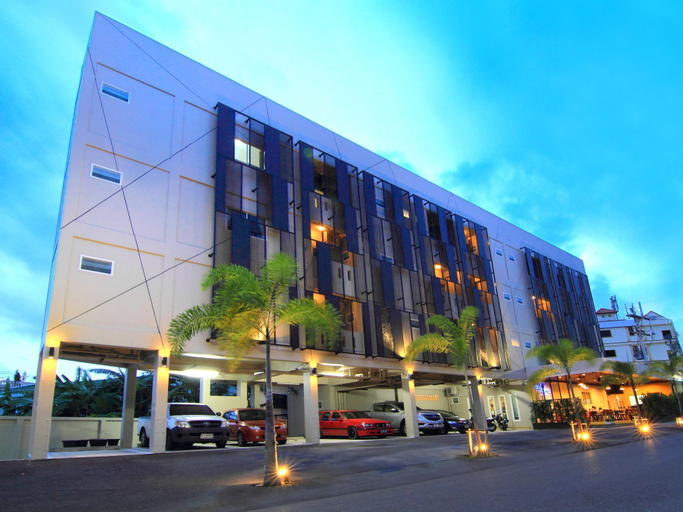 Exterior & Views 11