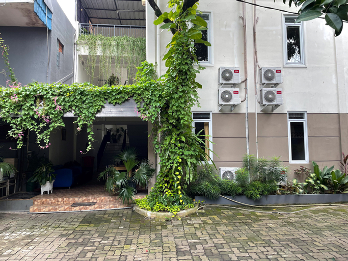 Exterior & Views 3, Urbanview Hotel Minongga Pondok Labu by RedDoorz, South Jakarta