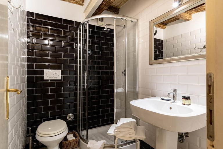 Bathroom 4, The Blue Hostel, Roma