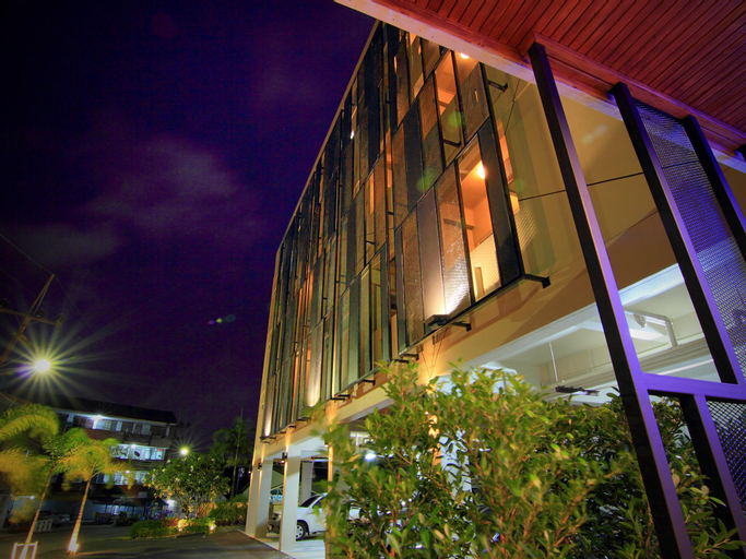 Exterior & Views 13