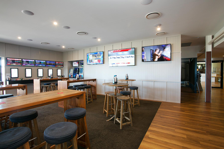 Food & Drinks 5, Caves Coastal, Lake Macquarie - North