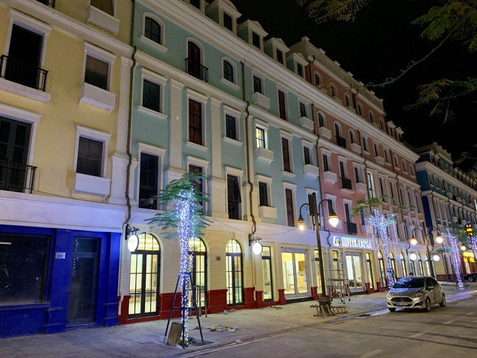 Exterior & Views