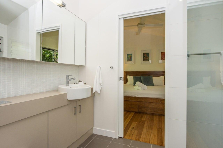 Bathroom 2, Whispering Palms, Magnetic Island