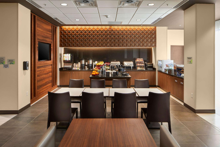 Food & Drinks 5, Wingate By Wyndham Hurricane Wv, Putnam