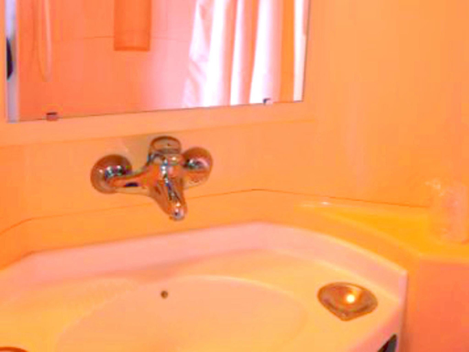 Bathroom 3, Premiere Classe Belfort, Territoire de Belfort
