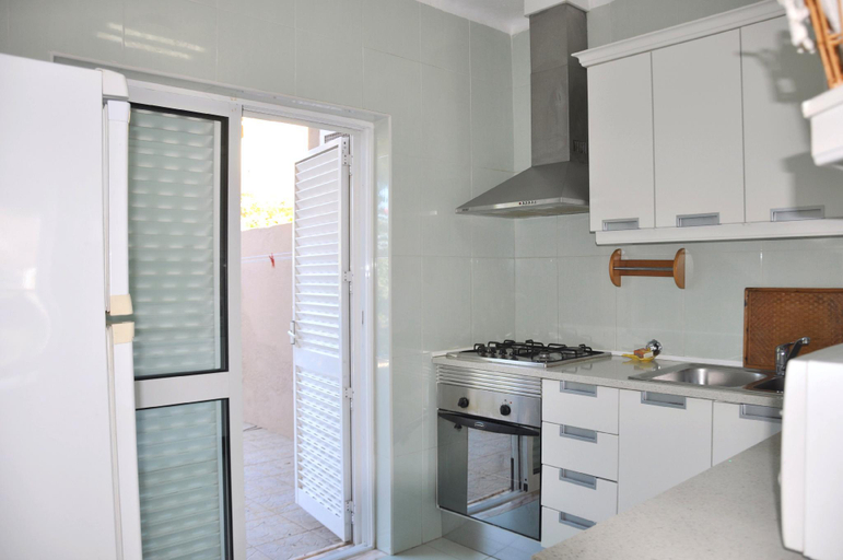Others 3, A modern, comfortable and well equipped linked villa with private pool and Ac, Loulé
