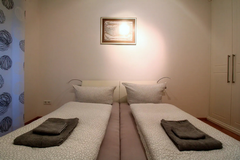 Bedroom 2, Luxury city apartment - view of river and castle, Würzburg