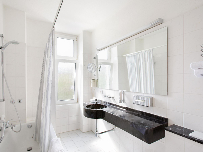 Bathroom 3, Relexa Hotel Bellevue an der Alster, Hamburg