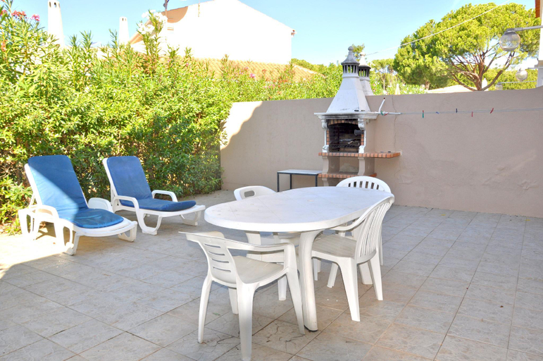 Others 5, A modern, comfortable and well equipped linked villa with private pool and Ac, Loulé