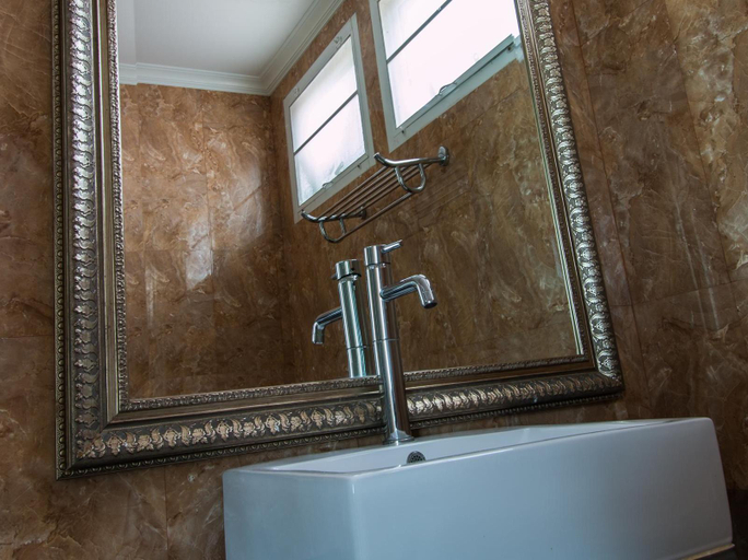Bathroom 5, Suntosa Resort, Pattaya