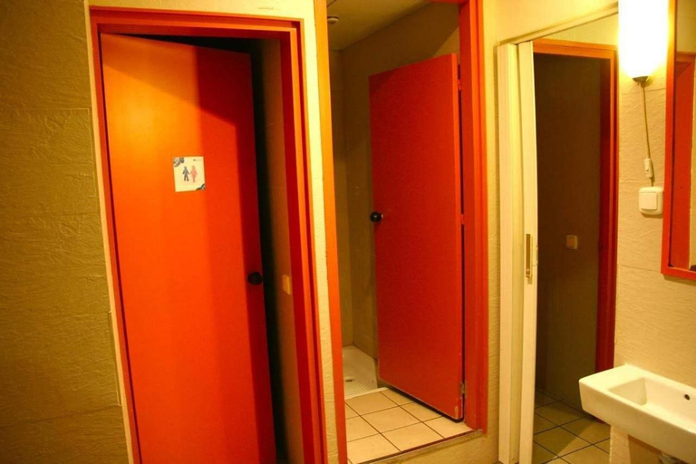 Bathroom 4, Alternative Creative Youth Hostel, Barcelona