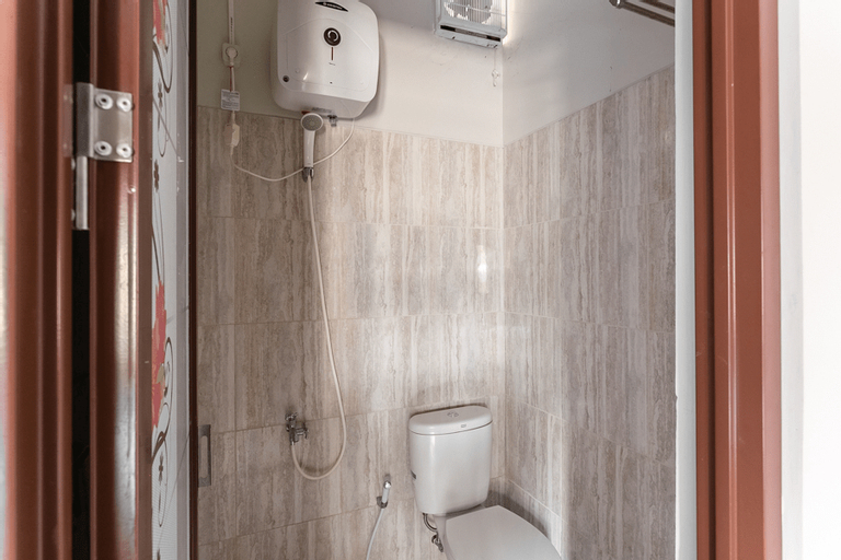 Bathroom 4, RedDoorz Syariah near Exit Toll Banyumanik Semarang, Semarang