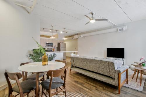 Old Town Suite + Pool + Clubhouse, Sedgwick
