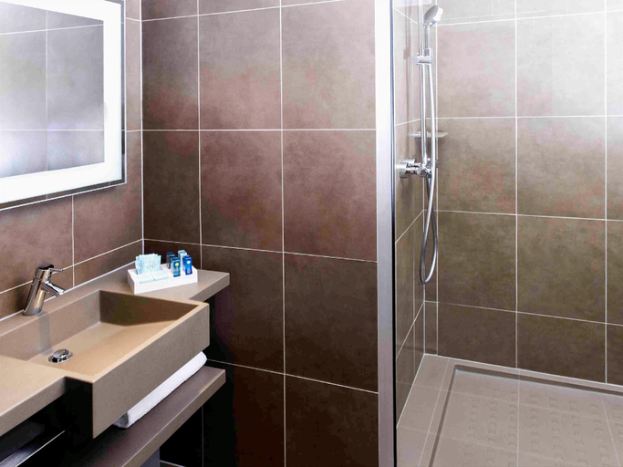 Bathroom 5, Ibis Aulnay Paris Nord Expo, Seine-Saint-Denis