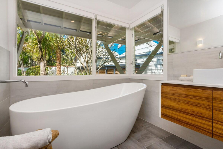 Bathroom, Coorabell House, Byron