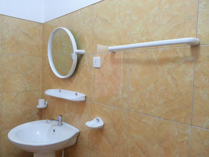 Bathroom 2, New Ocean Hill Hotel, Hikkaduwa