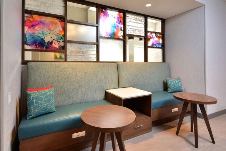 Food & Drinks 4, Hampton Inn & Suites by Hilton Charlotte North I 485, Mecklenburg