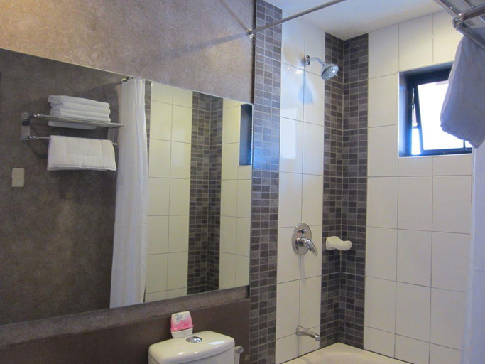 Bathroom 2, Belize Tagaytay Bed and Breakfast, Tagaytay City