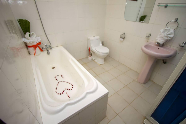 Bathroom 5, Peppercorn Resort, Naivasha