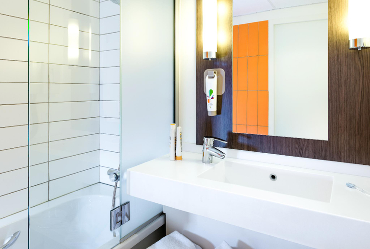 Bathroom 4, ibis Styles Lyon Centre - Gare Part Dieu, Rhône