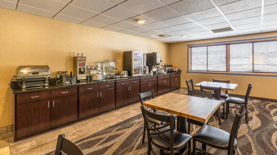 Food & Drinks 5, Cobblestone Inn & Suites - Merrill, Lincoln